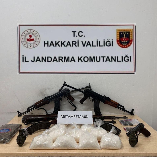 Hakkari'de 5 kilo metamfetamin ile silah ve mühimmat ele geçirildi
