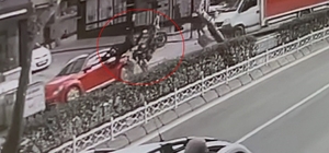 Motosiklet dönüş yapan kamyonete ve park halindeki otomobile çarpıp takla attı