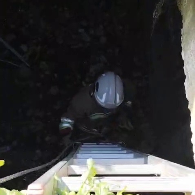 Atık su deposuna düşen kediyi kurtaran itfaiyeci, alkışlarla karşılandı