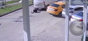 Yolun ortasında cep telefonu ile ilgilenen yayaya kamyonet çarptı