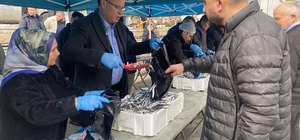 Alaşehir'de ilçe sakinlerine 8 ton hamsi dağıtıldı
