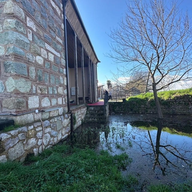 Uluabat Gölü'nün suları 625 yıllık camiyi tehdit ediyor