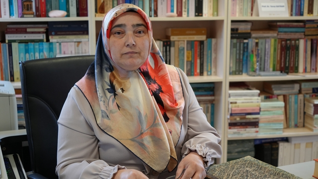 28 Şubat'ın gölgesinde yarım kalan eğitimini 50 yaşında tamamlandı
Başörtü engeline rağmen vazgeçmedi yüksek lisans mezunu oldu