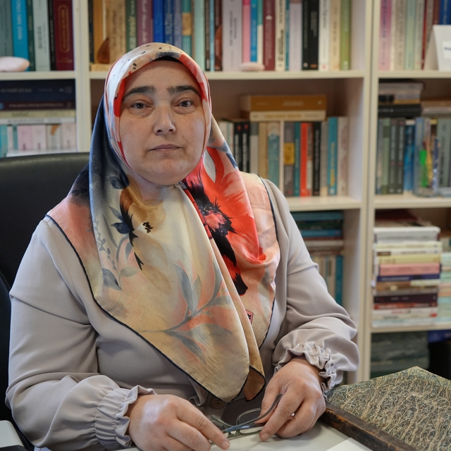 28 Şubat'ın gölgesinde yarım kalan eğitimini 50 yaşında tamamlandı
Başörtü...