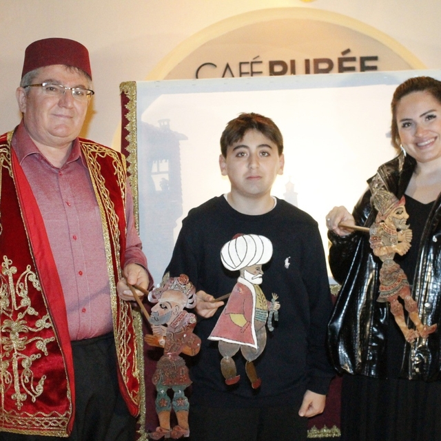 Karagöz ve Hacivat'ın 700 yıllık ışığı dijital çağa direniyor