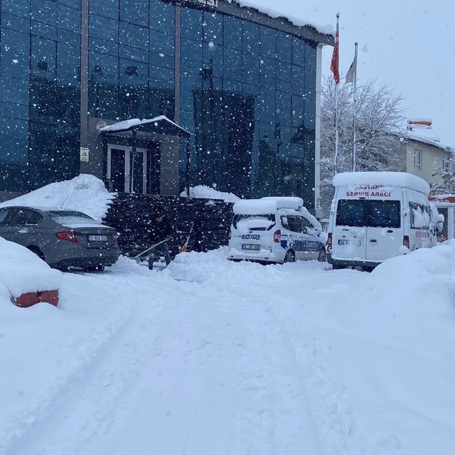 Karlıova'da kar kalınlığı 30 santime ulaştı