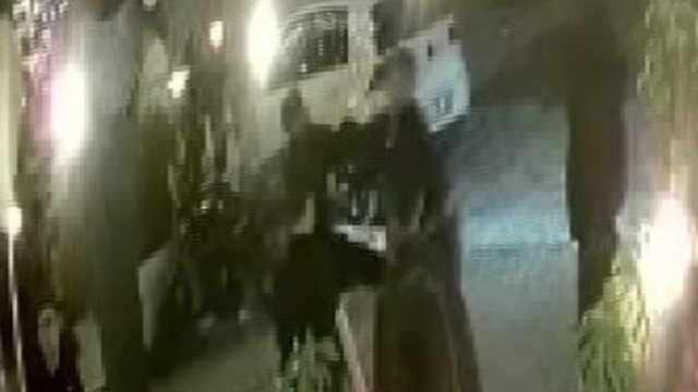 Adana'da 17 yaşındaki çocuğa bıçaklı saldırı: 2 şüpheli tutuklu, diğerleri firar
Bıçaklanan çocuğun babası: "Bıçakların vurulduğu bölgeler ölümcül, tamamen adam öldürmeye teşebbüs"