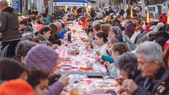 Kuşadası Belediyesi iftar günleri Güzelçamlı ile devam etti