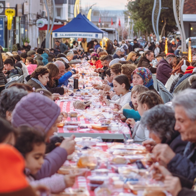 Kuşadası Belediyesi iftar günleri Güzelçamlı ile devam etti
