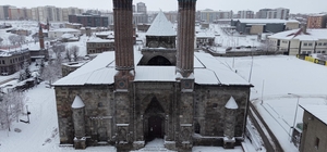 Erzurum kara teslim; yollar kapandı