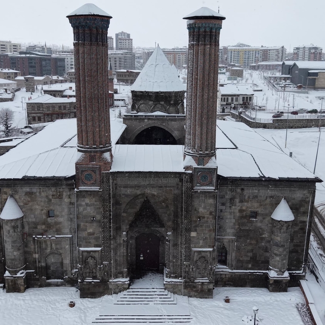 Erzurum kara teslim; yollar kapandı