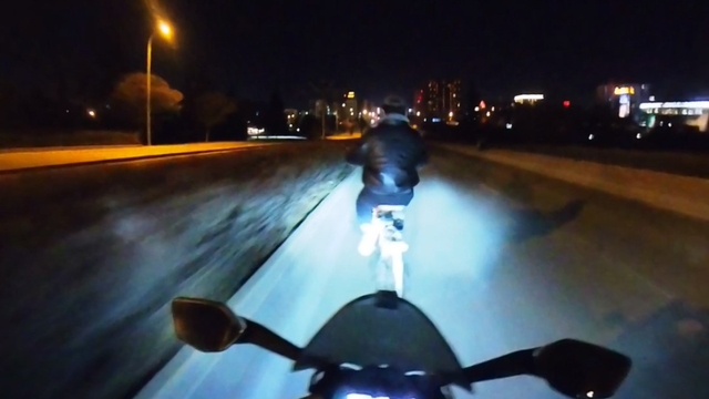 Çarpmaktan son anda kurtulduğu bisikletliye önce tokat attı, sonra yerden kaldırdı
Eskişehir'de ilginç anlar kask kamerasında
Motosiklet sürücüsü Can Türk: "Allah'tan motor kullanıyorum, bilinçli bir sürücüyüm"
"Heyecanıyla, onun paniğiyle talihsiz bir şekilde tepki gösterdim"