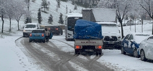 Bursa'da yoğun kar yağışı; araçlar yolda kaldı