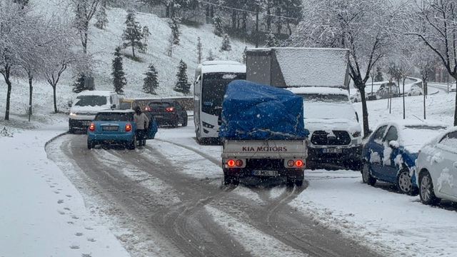 Bursa'da yoğun kar yağışı; araçlar yolda kaldı