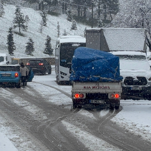 Bursa'da yoğun kar yağışı; araçlar yolda kaldı