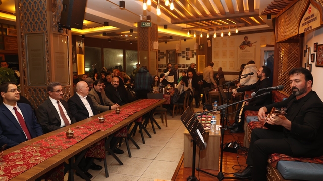 Vali Baruş ve Başkan Sekmen aşıkları dinledi