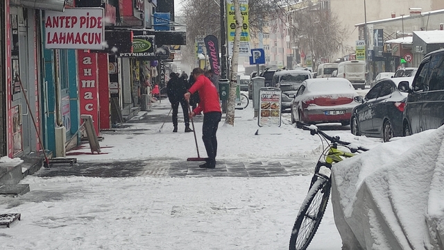 Ardahan yeniden beyaza büründü
Ardahan-Şavşat kara yolu trafiğe kapatıldı