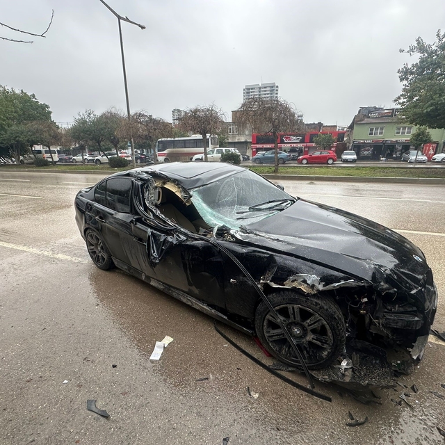 BMW ile ölümden döndü, milyonluk otomobil hava yastığı açmadı
Lüks otomobil...