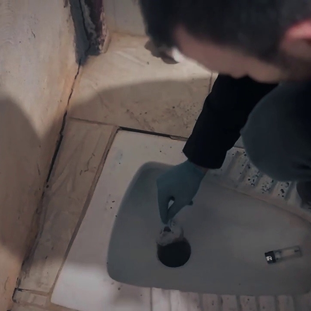 Hatay'da tuvalet deliğinde zulalanan uyuşturucuyu polis buldu