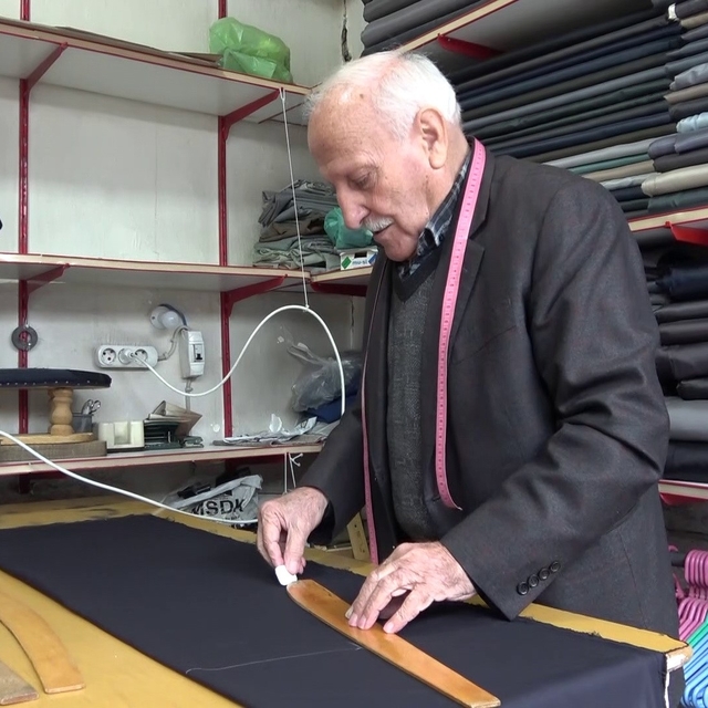 Şalvar ustası mesleğini yaşatmaya çalışıyor