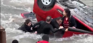 Hafif ticari araçla çarpışan otomobil, nehre uçtu; anne ile kızı yaralı