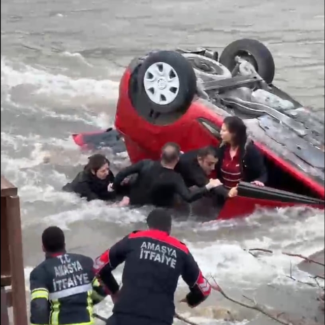 Hafif ticari araçla çarpışan otomobil, nehre uçtu; anne ile kızı yaralı