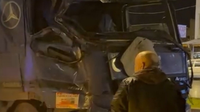 Mersin'de tırlar çarpıştı: 2 yaralı