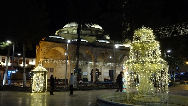 Isparta'da hatimle teravihe yoğun akın: 15 camide her gece bir cüz okunuyor
Asırlık camide hatimle teravih namazı kıldıran imam Suat Sarıca:
"Cemaatin bu katılımı bizleri de çok mutlu ediyor"