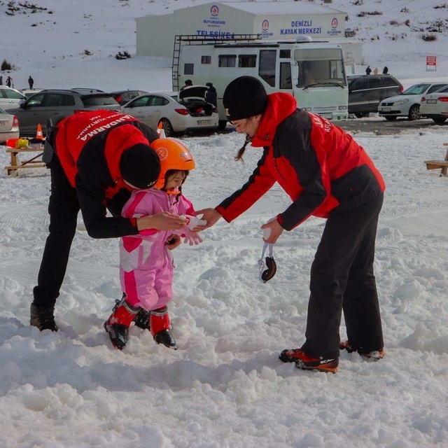 JAK şehit ve gazi çocuklarına kayak eğitimi verdi