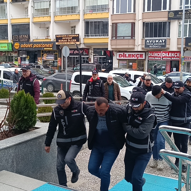 Çorum'da 2 iş yerine silahlı saldırı düzenlenmesine ilişkin 8 şüpheli gözal...