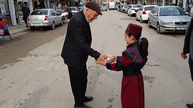 Kozan'da öğrenciler ilahiler söyleyerek sokaklarda yürüdüler