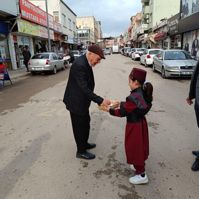 Kozan'da öğrenciler ilahiler söyleyerek sokaklarda yürüdüler
