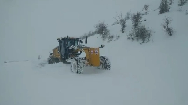 Elazığ'da kar yağdı; 115 köy yolu ulaşıma kapandı