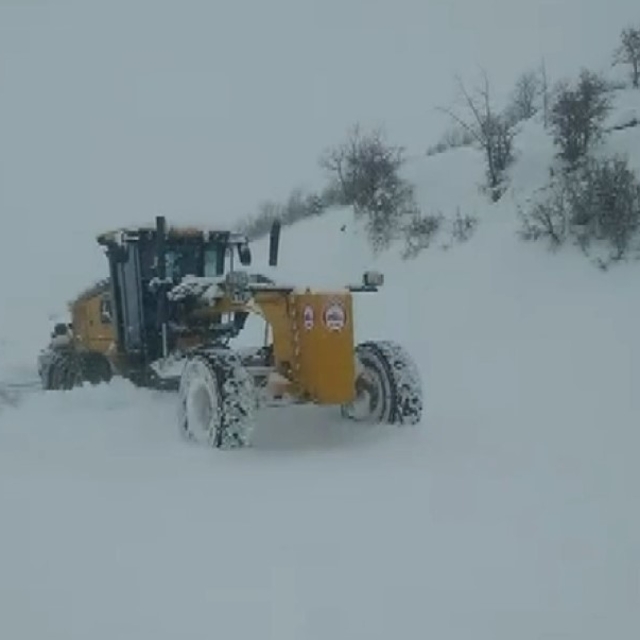 Elazığ'da kar yağdı; 115 köy yolu ulaşıma kapandı