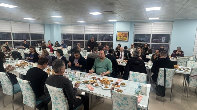 Hastane çalışanları iftar sofrasında bir araya geldi