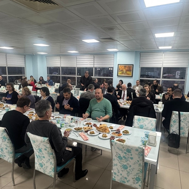 Hastane çalışanları iftar sofrasında bir araya geldi