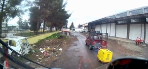 Aracın kasasında oturan çocuk düşme tehlikesiyle karşı karşıya kaldı