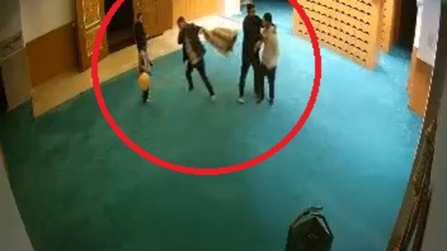 Ayakkabısını bulamayınca cami görevlilerine saldırdı