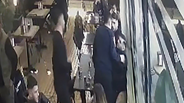 Lise öğrencisi kafedeki kavgada bıçaklandı, babası firari şüphelilerin yakalanmasını istedi