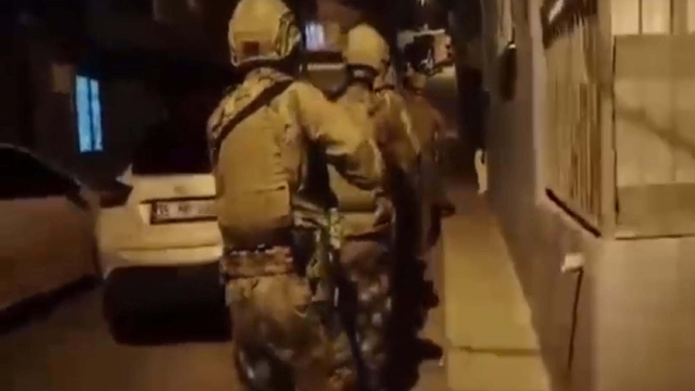 İzmir merkezli 3 ilde suç örgütüne helikopter destekli operasyon; 23 gözaltı