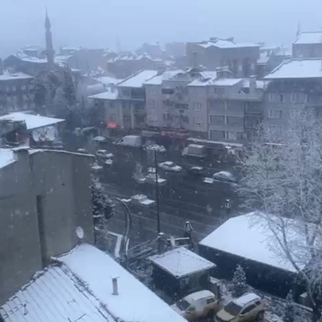 Dursunbey'de kar yağışı ilçeyi beyaza bürüdü