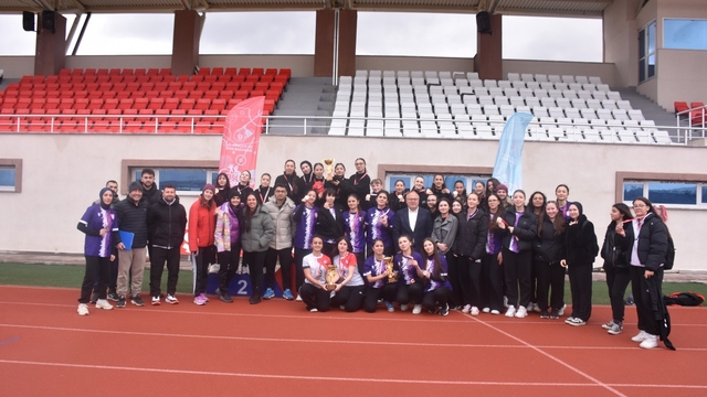 Genç Kızlar Kriket'te şampiyon Spor Lisesi oldu