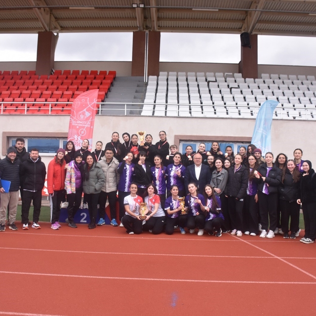 Genç Kızlar Kriket'te şampiyon Spor Lisesi oldu