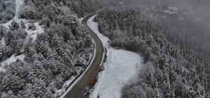 Karabük-Bartın kara yolunda bulunan 1030 rakımlı Ahmet Usta geçidi yeniden beyaz örtüyle kaplandı