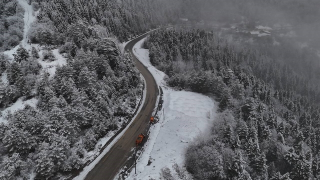 Karabük-Bartın kara yolunda bulunan 1030 rakımlı Ahmet Usta geçidi yeniden beyaz örtüyle kaplandı