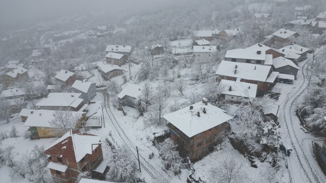 Bartın'ın yüksek kesimlerine kar yağdı