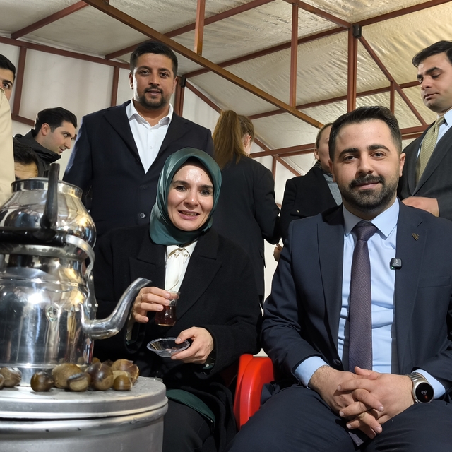 Bakan Göktaş, Batman'da gençlerle "Kabe'de Hacılar Hu Der" ilahisine eşlik...