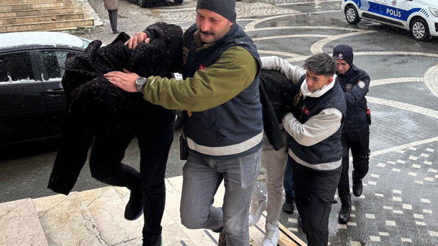 Kuyumcuya sahte altın satmak isteyen 3 kişi tutuklandı