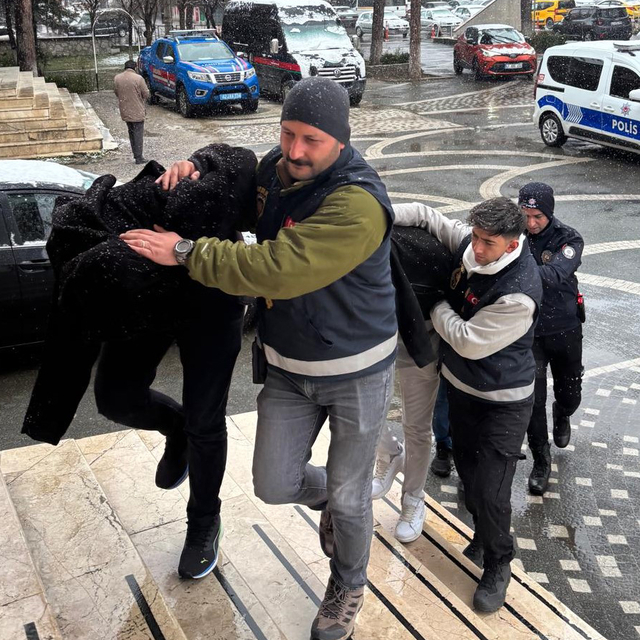 Kuyumcuya sahte altın satmak isteyen 3 kişi tutuklandı