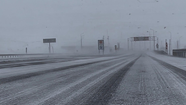 Ardahan'da Ilgar Geçidi, kar ve tipiden kapandı